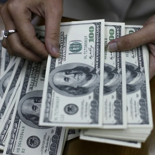 El dólar bajó y el Banco Central sumó la mayor compra diaria en diez meses