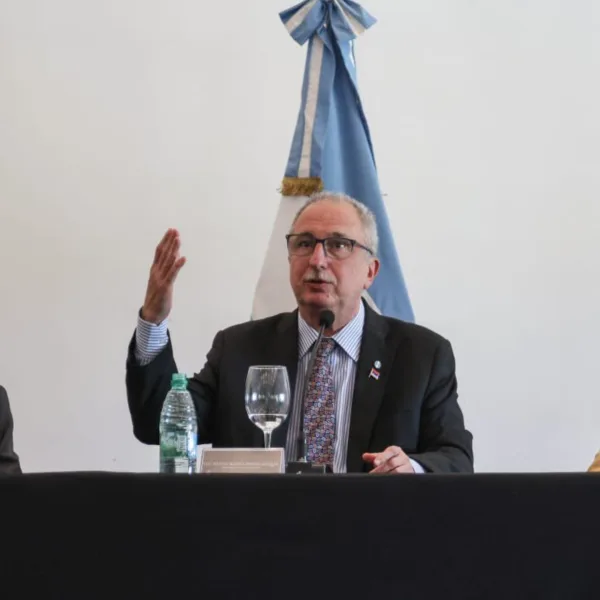 Misiones congeló los ingresos de personal al Estado por la crisis financiera