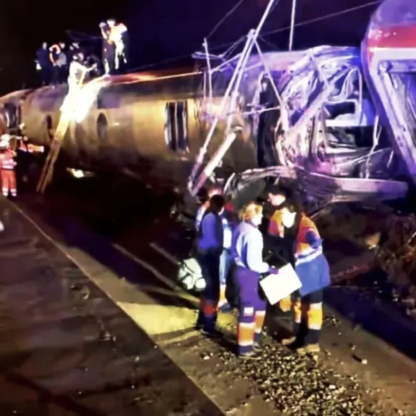 Al menos 7 muertos y 25 heridos en el descarrilamiento de dos trenes de alta velocidad en España