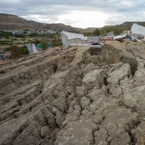 Alerta en Comodoro Rivadavia: un deslizamiento de tierra obligó a evacuar a más de 90 familias
