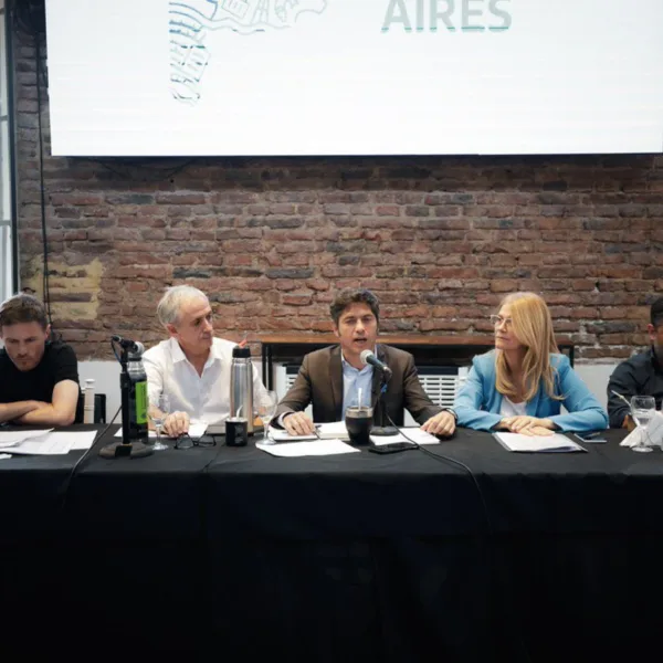Frente a empresarios, Kicillof criticó el plan económico libertario y se acercó al radicalismo