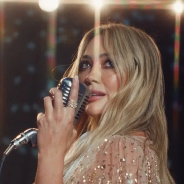  Hilary Duff regresó a los escenarios después de 18 años