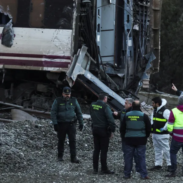 Crece la cifra de muertos por el choque de trenes en España