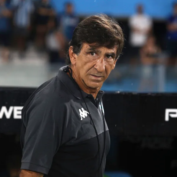 Racing avanza en la venta de un futbolista al exterior y Costas analiza reemplazos