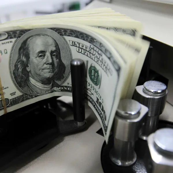 El dólar oficial aflojó y tocó mínimos que no se veían desde noviembre