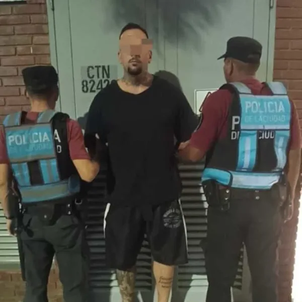 Un italiano fue detenido por portar un arma y una placa falsa de Policía