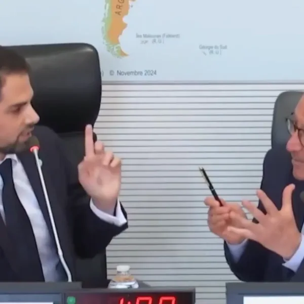 El embajador en Francia frenó un discurso y pidió que taparan un mapa que reconocía a las Malvinas como británicas