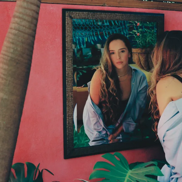 Evaluna regresa a su era de solista con "Rollitos de Papel"