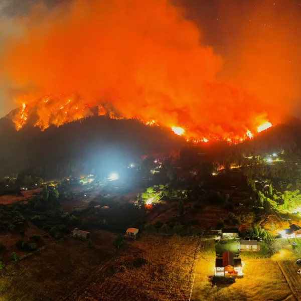 El calor extremo agrava la situación por los incendios forestales en Chubut