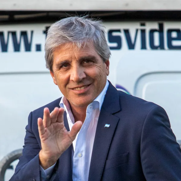 Caputo afirmó que la presencia de Milei en Davos "ayuda a atraer inversiones"