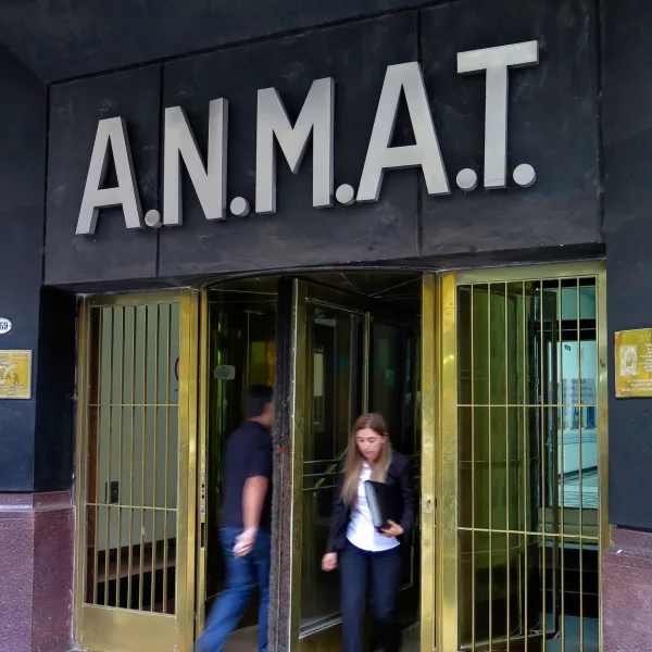 La ANMAT prohibió un producto para piletas en plena ola de calor