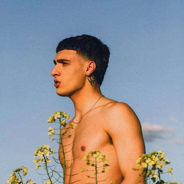 Tobika el artista de folklore urbano presenta "Chica Hippie". su nuevo single