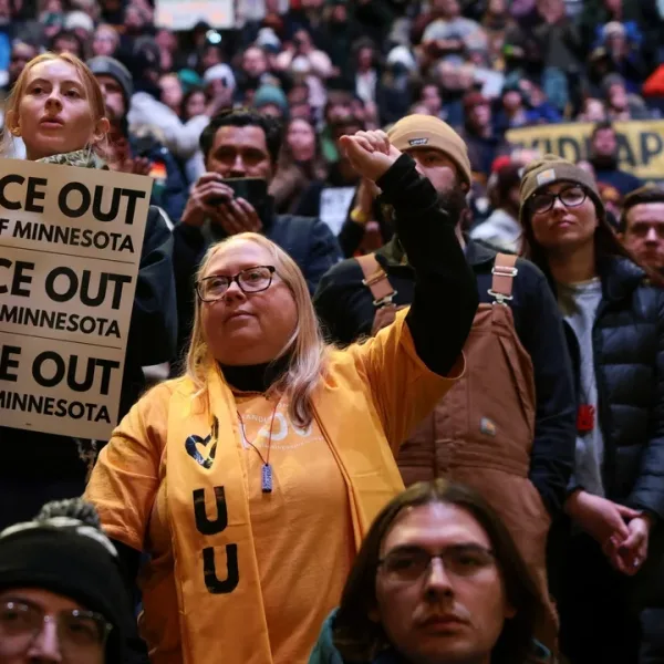 Cientos protestan en el aeropuerto de Minneapolis contra el ICE a raíz de la muerte de Renée Good