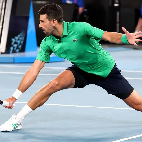 Djokovic hizo historia en el Abierto de Australia y Sinner sufrió para avanzar a octavos
