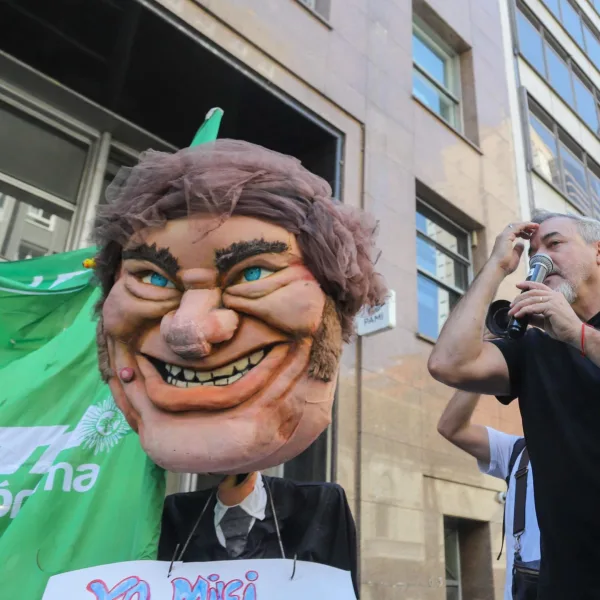 Golpe al bolsillo: la inflación volvió a ganarle a los salarios registrados en noviembre