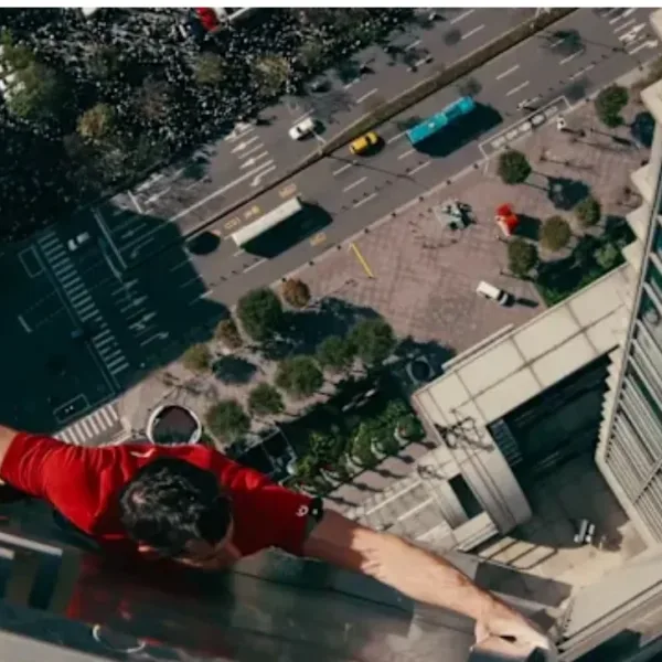 El escalador estadounidense Alex Honnold logró ascender sin cuerdas el rascacielos Taipei 101 en Taiwán