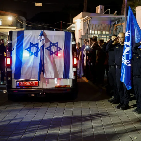 Tras hallar el cuerpo del último rehén, Israel excarcela a nueve palestinos en Gaza