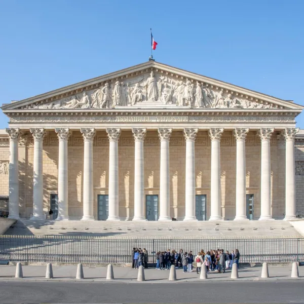 Francia avanza con una ley que prohíbe las redes sociales a menores de 15 años