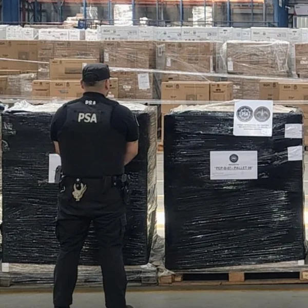 Operativo policial: recuperan 1.800 computadoras del programa "Conectar Igualdad"