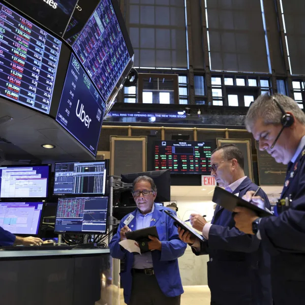 El riesgo país sigue debajo de los 500 puntos y ajustan los bonos