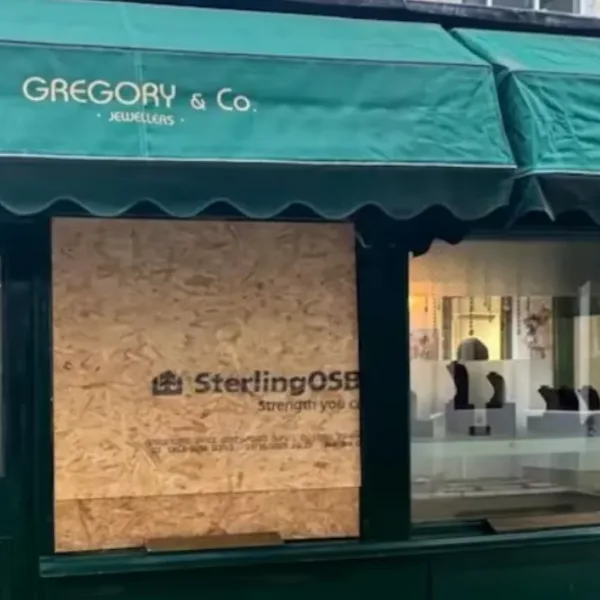 Londres: rompen a mazazos la vidriera de una joyería y se llevan un importante botín a plena luz del día