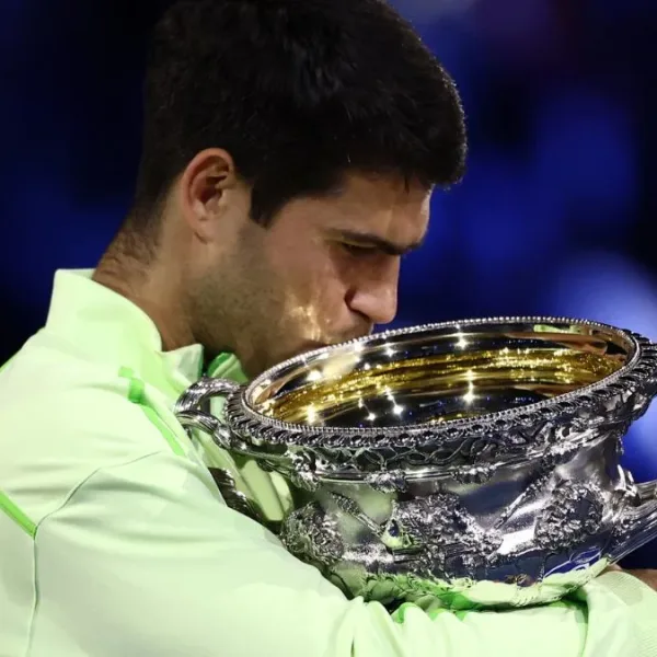 Alcaraz remontó un partido histórico ante Djokovic y ganó por primera vez el Australian Open