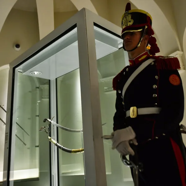 Polémica judicial por el sable corvo de San Martín y su posible traslado a Granaderos