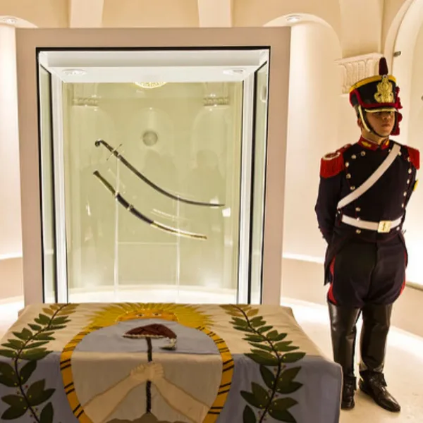 Renunció la directora del Museo Histórico Nacional por el traslado del sable corvo de San Martín