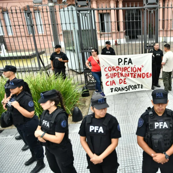 Un agente de la Policía Federal se esposó a las rejas de la Casa Rosada