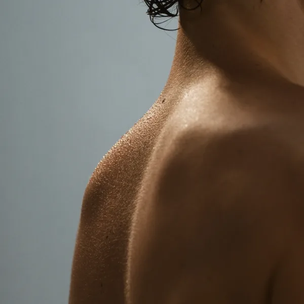 Skincare corporal en verano: cómo prevenir brotes con el calor y la humedad