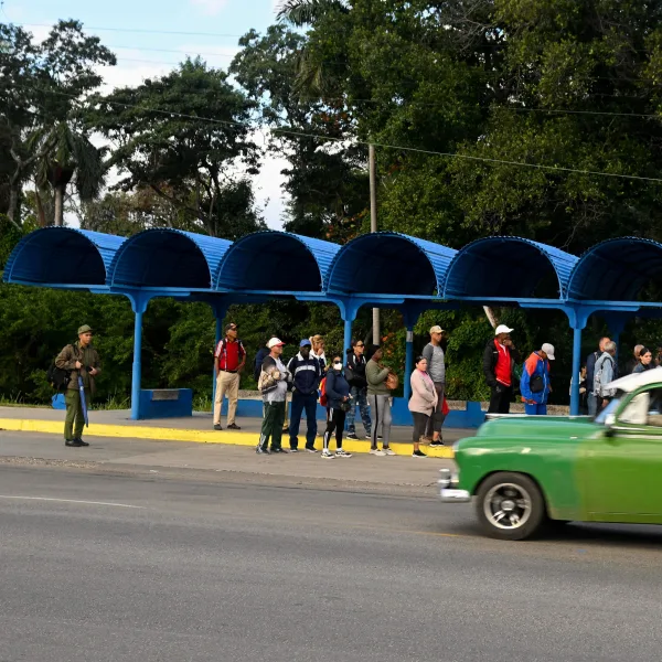 Cuba empieza a cerrar hoteles y reubicar turistas ante la crisis por la falta de combustible