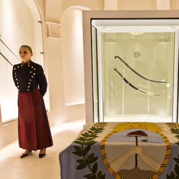 El sable corvo de San Martín llegó a San Lorenzo tras una despedida de 5.000 personas en el Museo Histórico 