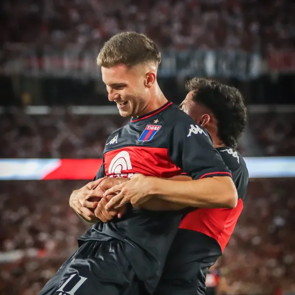 Tigre goleó a River por 4 a 1 y quedó en lo más alto de la tabla