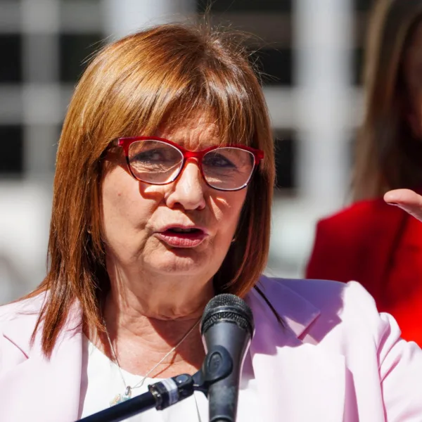 Bullrich se reúne con senadores dialoguistas en busca de votos para la reforma laboral