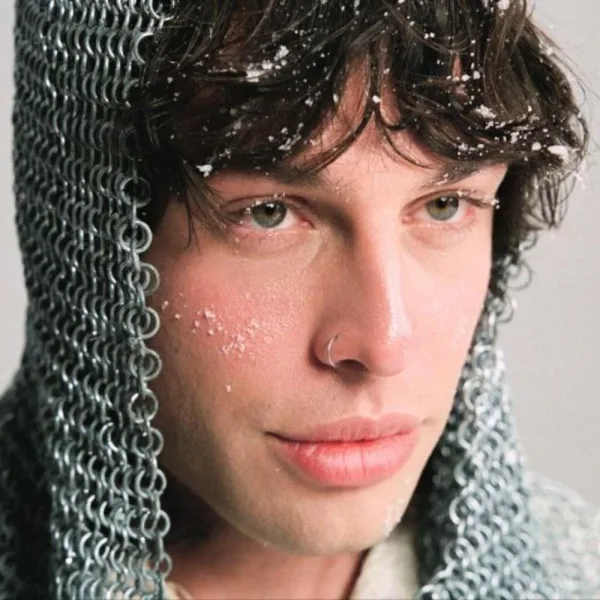 Leo Rizzi inicia una nueva etapa artística con “Puro”, su canción más honesta y vulnerable