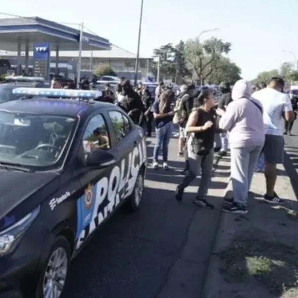 Protesta policial en Santa Fe: el Gobierno reconoció el reclamo salarial pero sancionó a agentes y crece la tensión