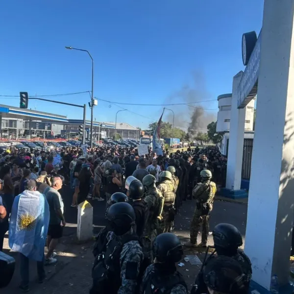 Protesta policial en Rosario: cortes de tránsito, sirenazo y tensión con el Gobierno