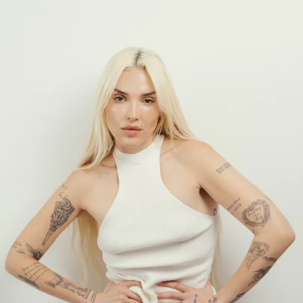 Elena Rose se presenta por primera vez con su álbum debut el 7 de mayo en Argentina