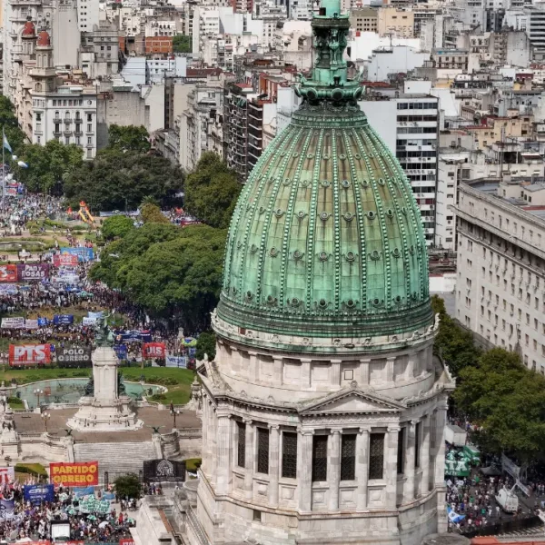 Piedras, balas de goma y gases frente al Congreso: once detenidos y decenas de demorados