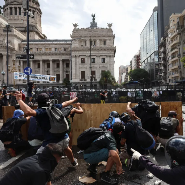 Máxima tensión frente al Congreso: hay enfrentamientos entre manifestantes y la Policía