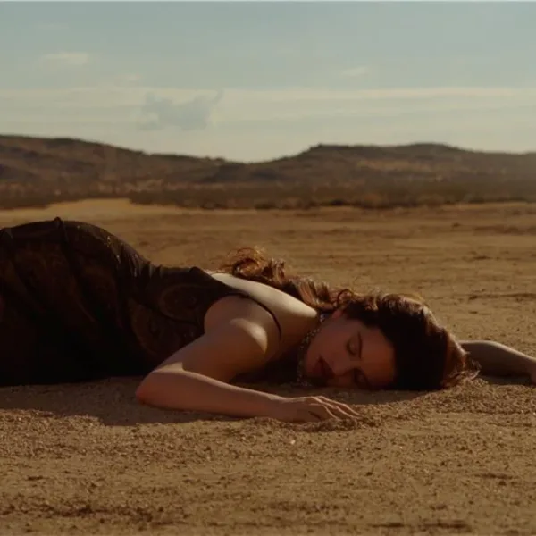 ROSALÍA lanza el videoclip de “Sauvignon Blanc”