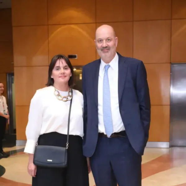 Adjudicaron contrato por $114.044.133 a la asociación que dirige la esposa de Sturzenegger