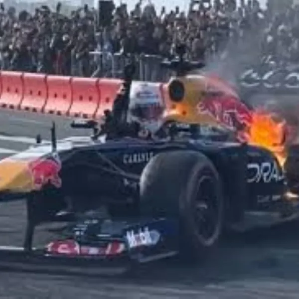 Impactante incendio en una exhibición de Red Bull: el auto de Yuki Tsunoda se prendió fuego en plena demostración