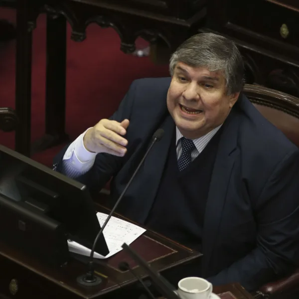 Tres senadores peronistas evalúan dejar el interbloque de Mayans por diferencias con Cristina Kirchner