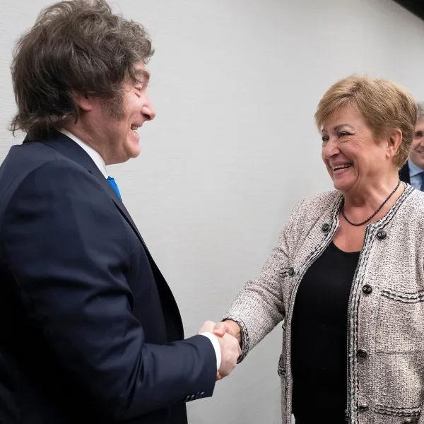 El Gobierno negocia en Washington un nuevo desembolso del FMI