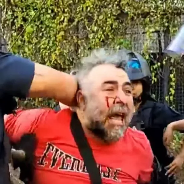 La Policía atacó a la prensa que trabajaba en las afueras del Congreso: detuvieron a un camarógrafo