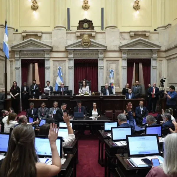 El Senado trata le ley penal juvenil y la reforma laboral; Represión en el Obelisco; Sorteo de Champions; y más...