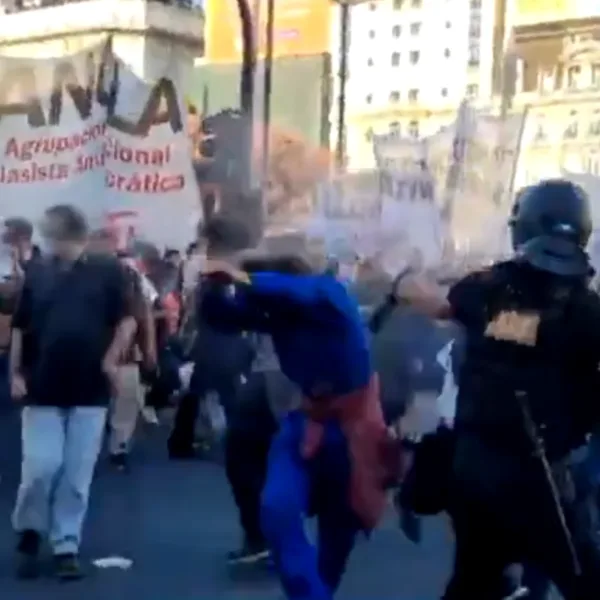 Incidentes en la zona del Obelisco | La Policía reprimió una manifestación contra la reforma laboral