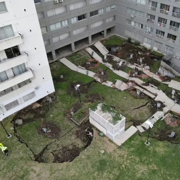 Parque Patricios: se derrumbó el estacionamiento de un complejo de viviendas