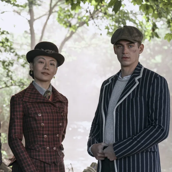 Hablamos con Hero Fiennes Tiffin y Zine Tseng por el estreno de “Young Sherlock”